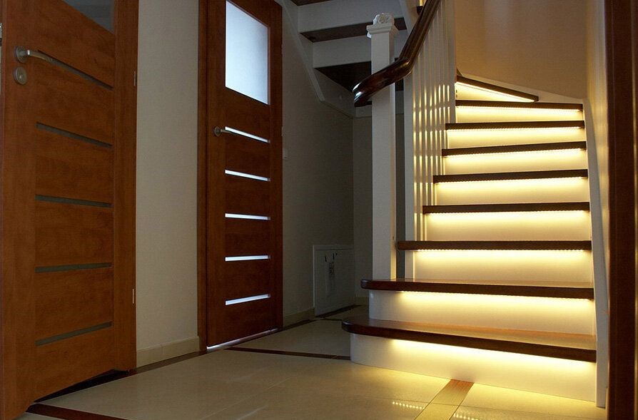 escalier avec des marches illuminées
