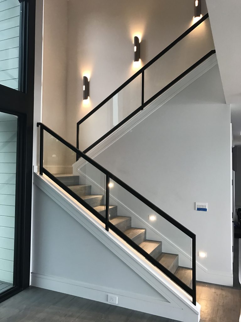 Escalier illuminé avec des appliques muraux