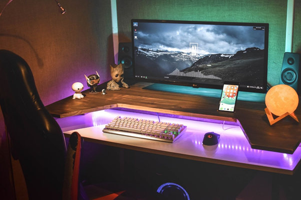 Bureau avec ordinateur de gamer illuminé au LED