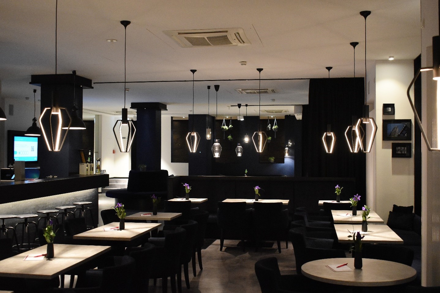 restaurant moderne avec éclairage géométrique